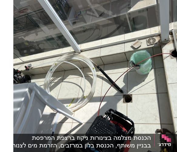 כלי עבודה וצינורות על רצפת מרפסת